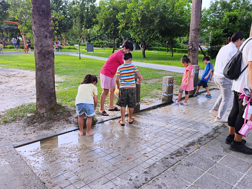 黎新公園 | 台中親子景點，大西瓜攀爬網、綠樹草坪沙坑兒童遊戲區