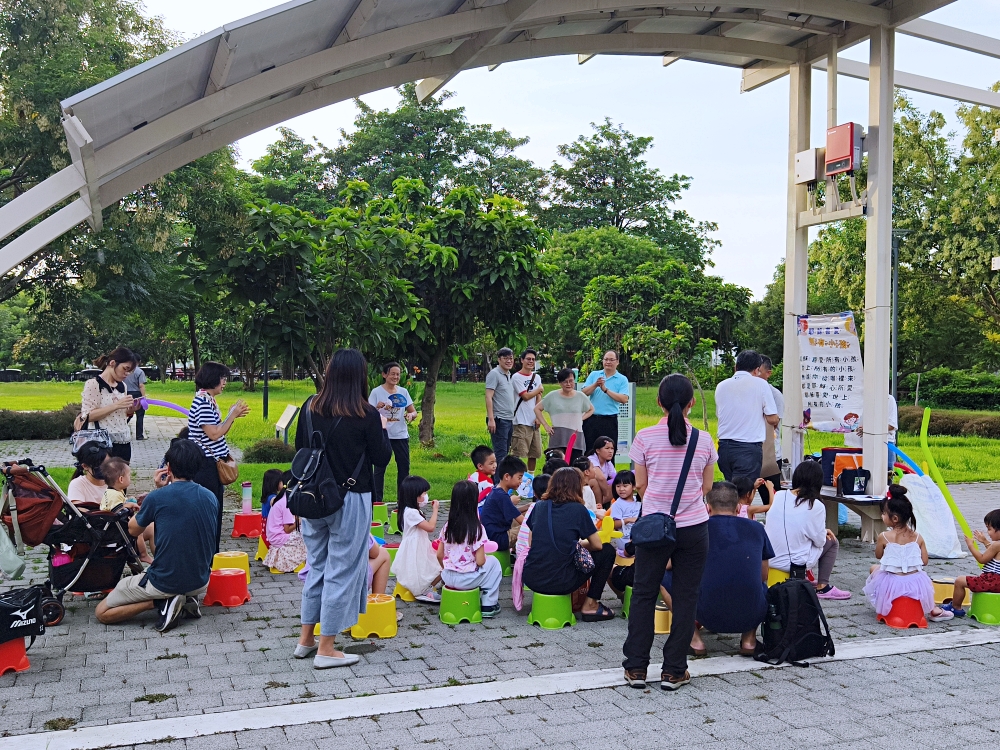 黎新公園 | 台中親子景點，大西瓜攀爬網、綠樹草坪沙坑兒童遊戲區