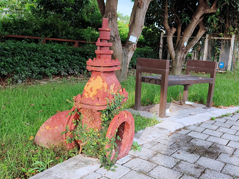 黎新公園 | 台中親子景點，大西瓜攀爬網、綠樹草坪沙坑兒童遊戲區