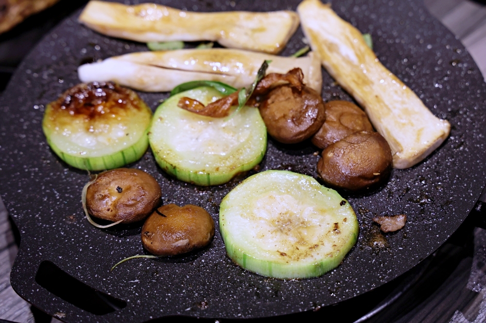 花漾夯夯鍋 | 台中燒肉吃到飽399元起，堆高高肉山吃起來！蔬菜車、梅干肉刈包無限享用