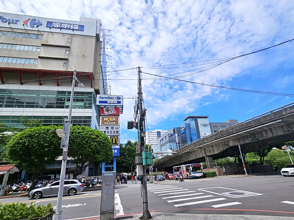 新店裕隆城 亞洲最大誠品生活新店進駐，新店家樂福對面、捷運大坪林站附近