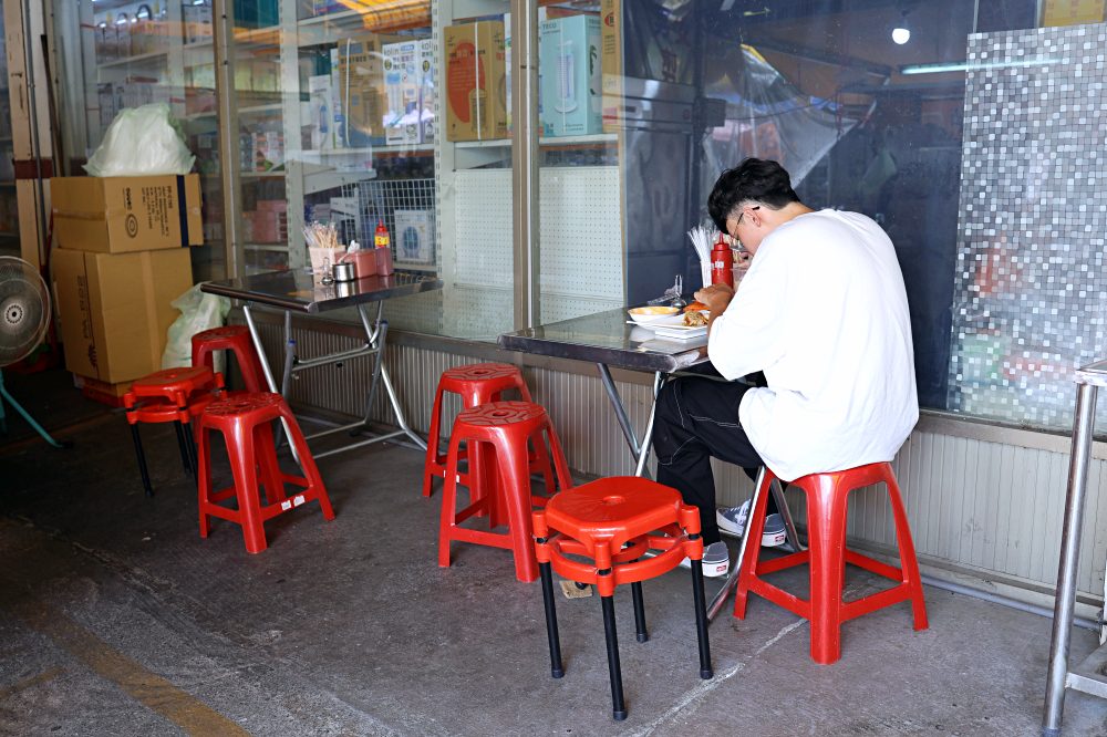 阿母手工蛋餅 | 台中第三市場古早味蛋餅，溼蛋餅超特別，超巨份量Q軟好滿足