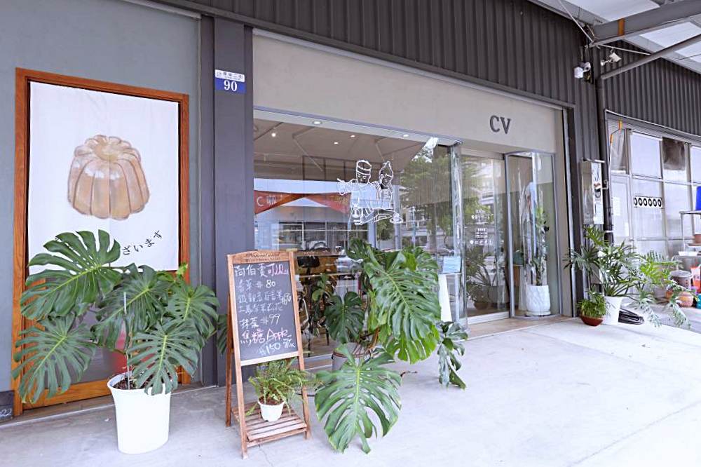 CV甜點沙龍軍榮店 | 質感甜點店華麗升級，用餐空間好清新，北屯生日蛋糕推薦！