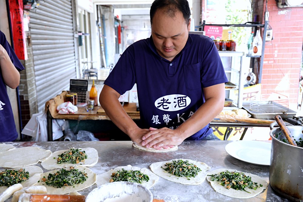 青島尹蔥油餅餡餅 | 傳承三代道地眷村美食，爆量蔥油餅、金黃餡餅、乾烙韭菜盒，手工水餃也好吃！