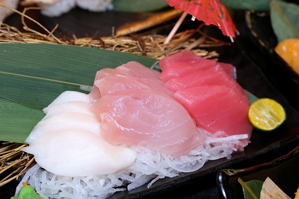 石頭日式炭火燒肉豐原館 | 牛舌、草蝦、螃蟹、生魚片，150種火烤2吃超划算，豐原吃到飽壽星5折優惠