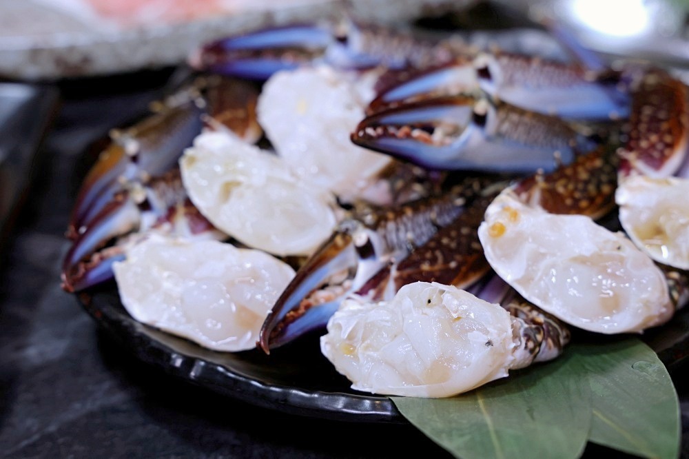 石頭日式炭火燒肉豐原館 | 牛舌、草蝦、螃蟹、生魚片，150種火烤2吃超划算，豐原吃到飽壽星5折優惠