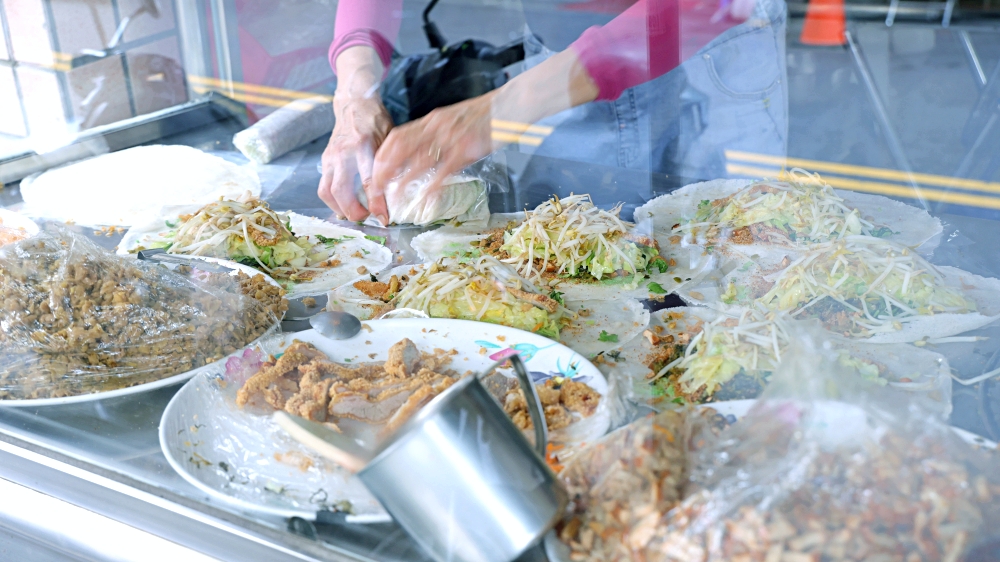 游記潤餅 | 第五市場必吃美食，加燒肉蛋酥的台中潤餅排隊也要買