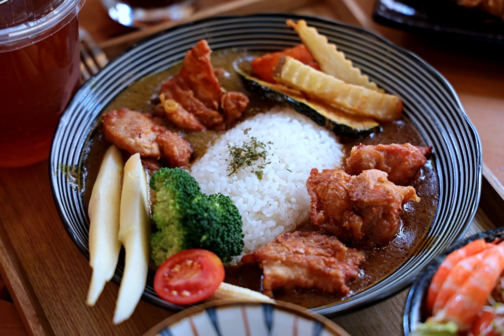 靠山咖哩 | 有溫度的埔里美食，雙醬咖哩濃郁好滋味