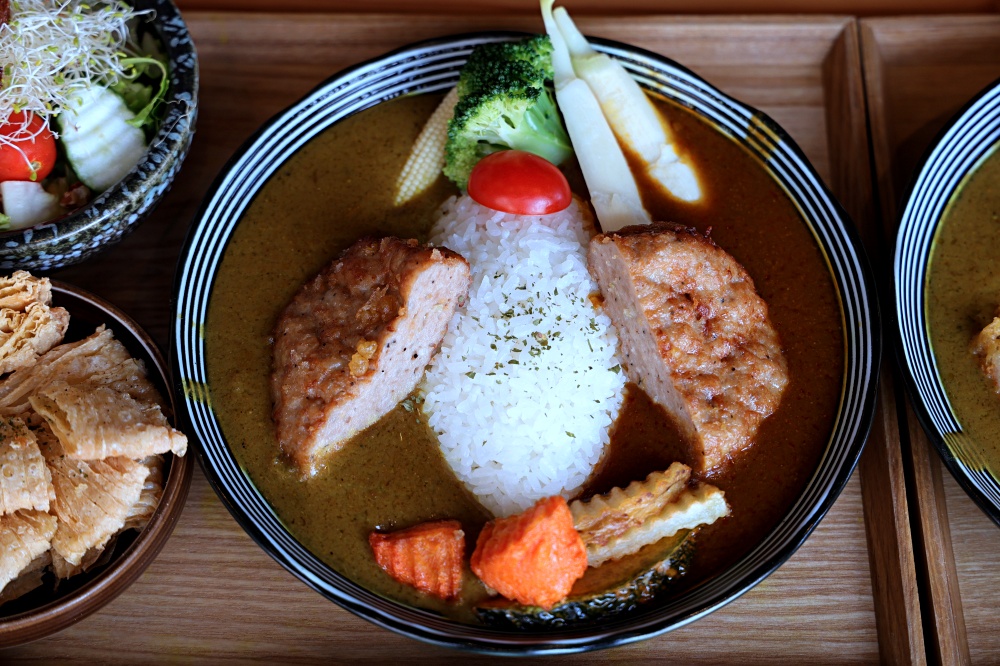 靠山咖哩 | 有溫度的埔里美食，雙醬咖哩濃郁好滋味