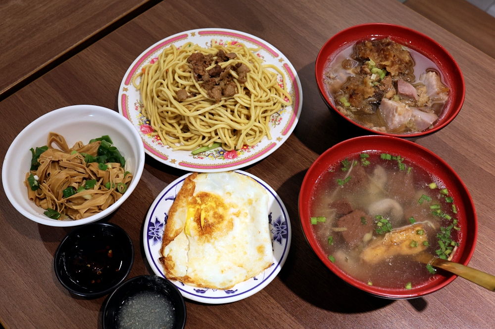 胖媽炒麵模範店 | 人氣滿滿的台中早午餐就是炒麵加東泉+豬血湯，模範市場美食推薦