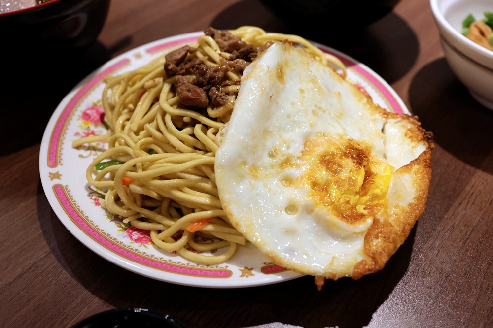 胖媽炒麵模範店 | 人氣滿滿的台中早午餐就是炒麵加東泉+豬血湯，模範市場美食推薦