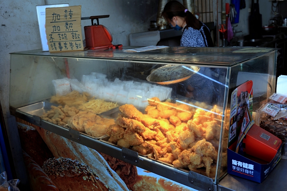 嘉新麵包 | 來麵包店搶買炸雞，香脆多汁人手一袋，台中海線美食推薦