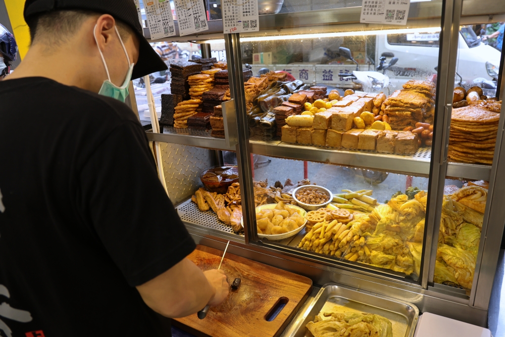 秘醬滷味逢甲旗艦店｜逢甲夜市必吃滷味，百年秘方新鮮現滷的爆汁冷滷10元起，台中滷味推薦