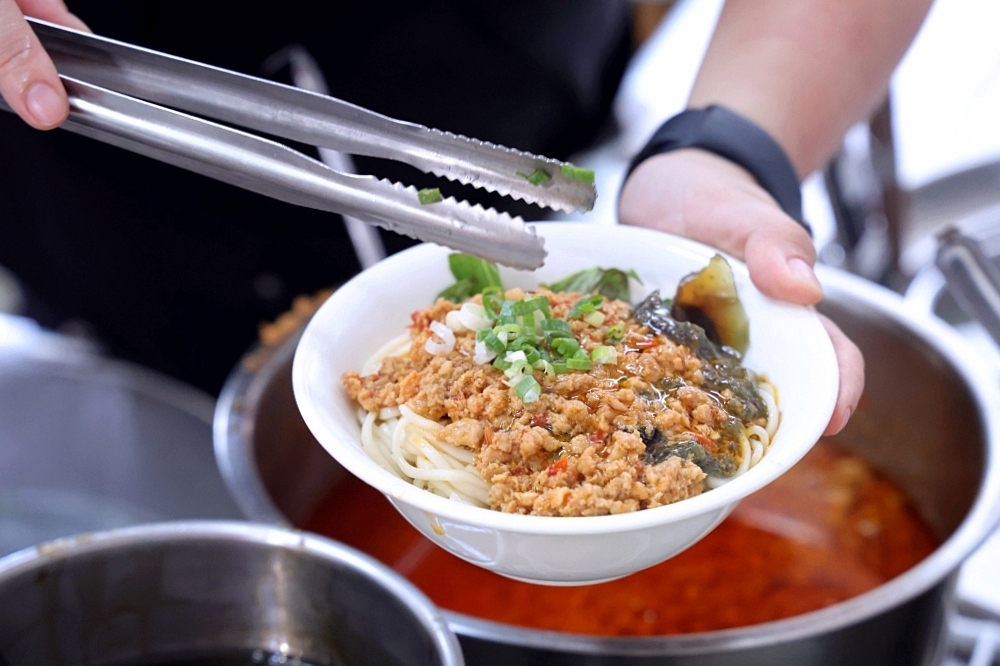 劉漣麵昌平店 | 台中北屯必吃！皮蛋三色飯微辣好開胃，一定要提早預訂的北平路美食