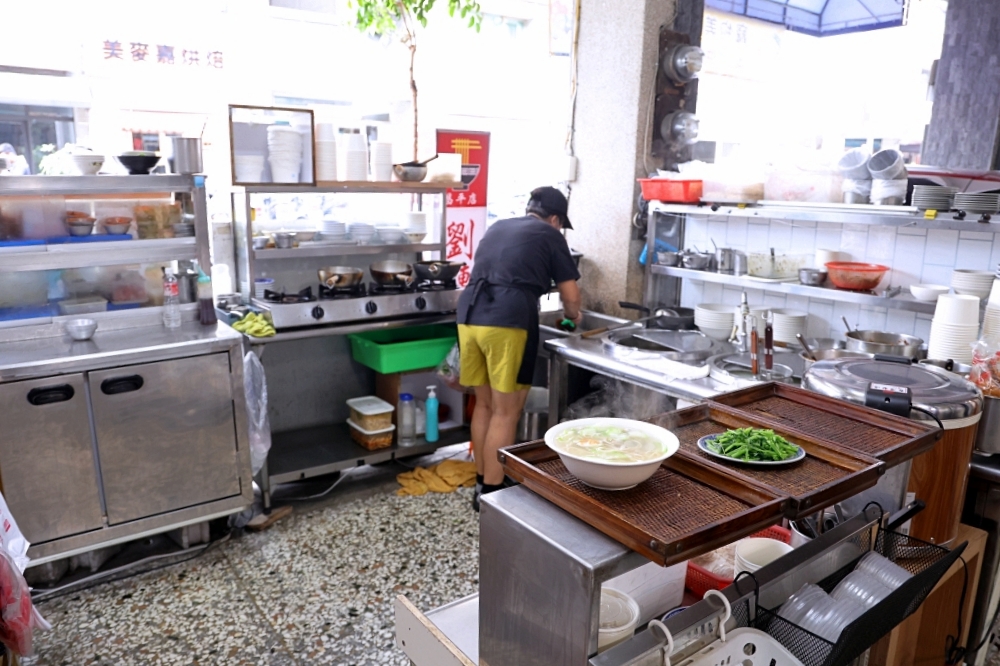 劉漣麵昌平店 | 台中北屯必吃！皮蛋三色飯微辣好開胃，一定要提早預訂的北平路美食