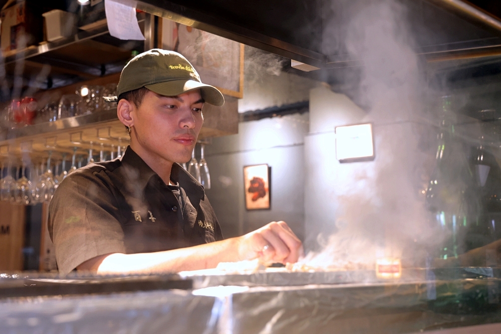 酉喜炭火燒鳥研製所 | 主打天然地雞的台中居酒屋，連雞肉刺身都有，串燒炭烤功力好顏質也高，有包廂的台中燒鳥店