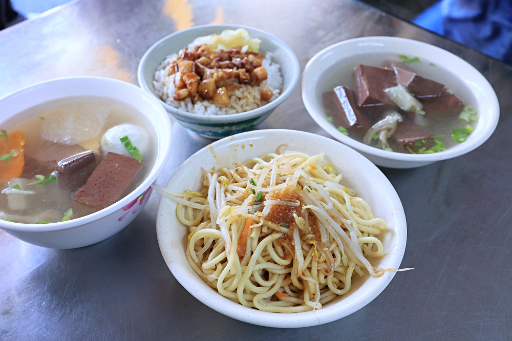 阿美姐早午餐 | 北屯國校巷炒麵，必點三寶炒麵、滷肉飯、豬血湯，銅板價早午餐