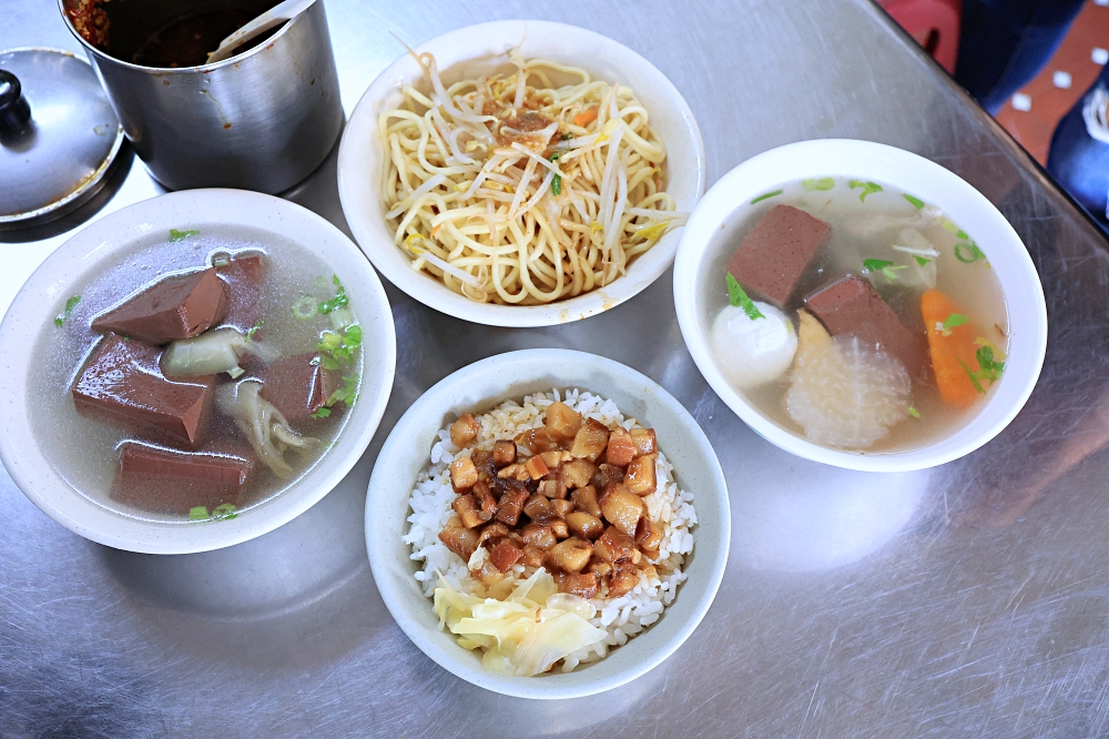 阿美姐早午餐 | 北屯國校巷炒麵，必點三寶炒麵、滷肉飯、豬血湯，銅板價早午餐