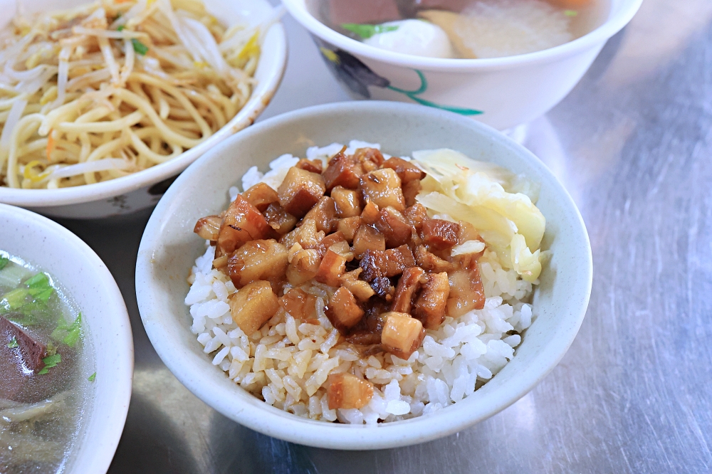 阿美姐早午餐 | 北屯國校巷炒麵，必點三寶炒麵、滷肉飯、豬血湯，銅板價早午餐