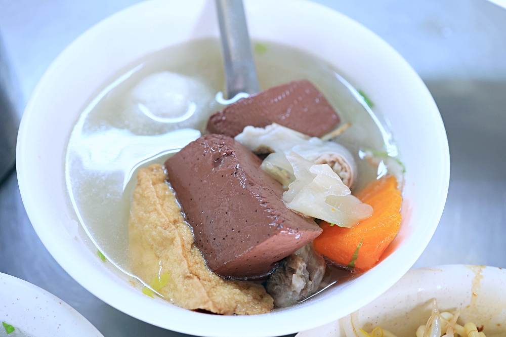 阿美姐早午餐 | 北屯國校巷炒麵，必點三寶炒麵、滷肉飯、豬血湯，銅板價早午餐