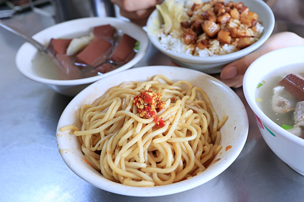 阿美姐早午餐 | 北屯國校巷炒麵，必點三寶炒麵、滷肉飯、豬血湯，銅板價早午餐