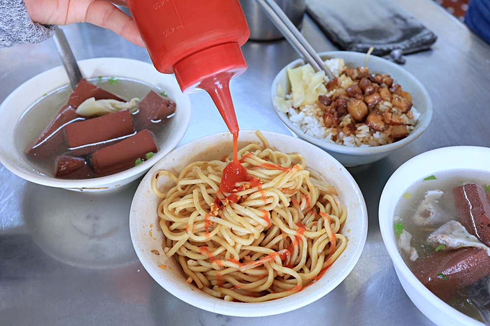 阿美姐早午餐 | 北屯國校巷炒麵，必點三寶炒麵、滷肉飯、豬血湯，銅板價早午餐