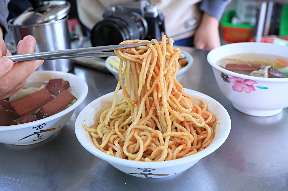 阿美姐早午餐 | 北屯國校巷炒麵，必點三寶炒麵、滷肉飯、豬血湯，銅板價早午餐