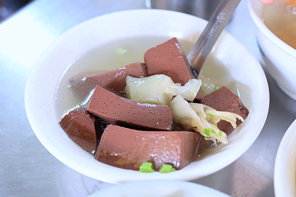 阿美姐早午餐 | 北屯國校巷炒麵，必點三寶炒麵、滷肉飯、豬血湯，銅板價早午餐