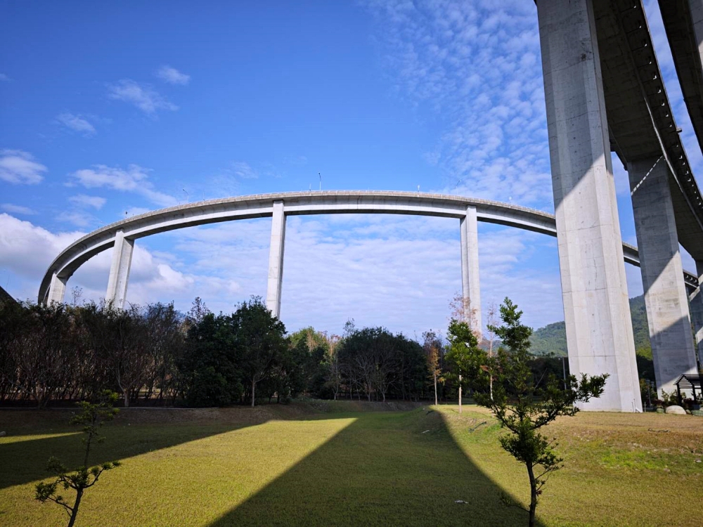 國道6號的隱藏寶藏：橋聳雲天綠雕園區，抬頭就是23層樓雲端公路好壯觀，國道6號免費景點