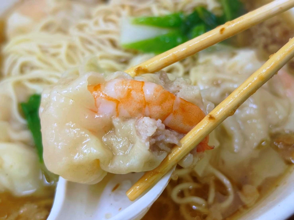 江家餛飩｜包著整隻大鮮蝦的巨無霸餛飩、紅油抄手，向上市場必吃美食