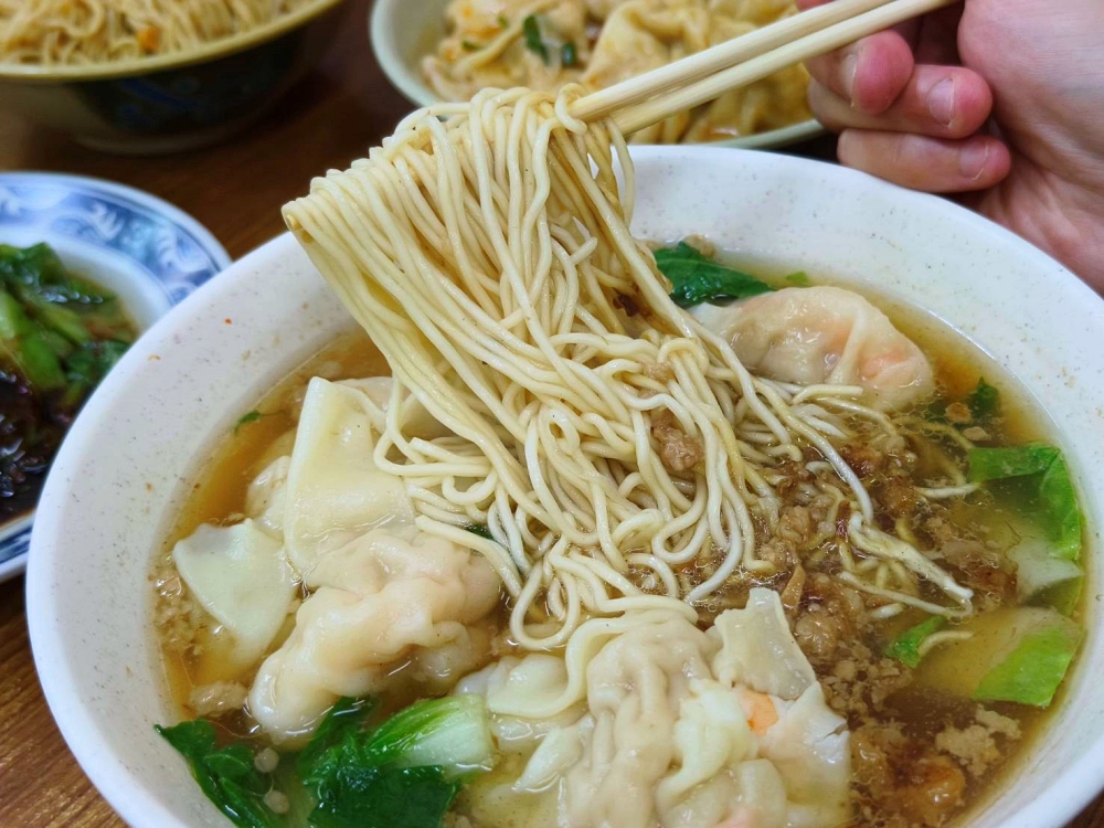 江家餛飩｜包著整隻大鮮蝦的巨無霸餛飩、紅油抄手，向上市場必吃美食