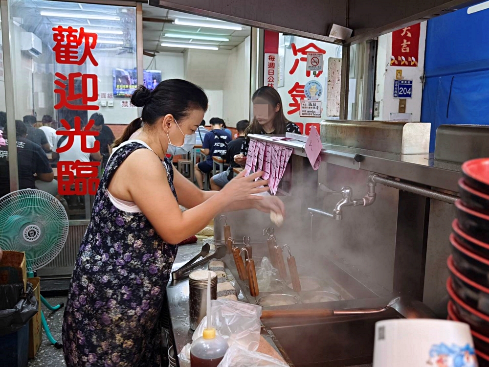 江家餛飩｜包著整隻大鮮蝦的巨無霸餛飩、紅油抄手，向上市場必吃美食