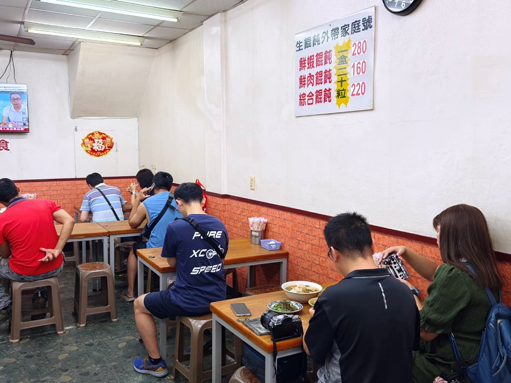 江家餛飩｜包著整隻大鮮蝦的巨無霸餛飩、紅油抄手，向上市場必吃美食