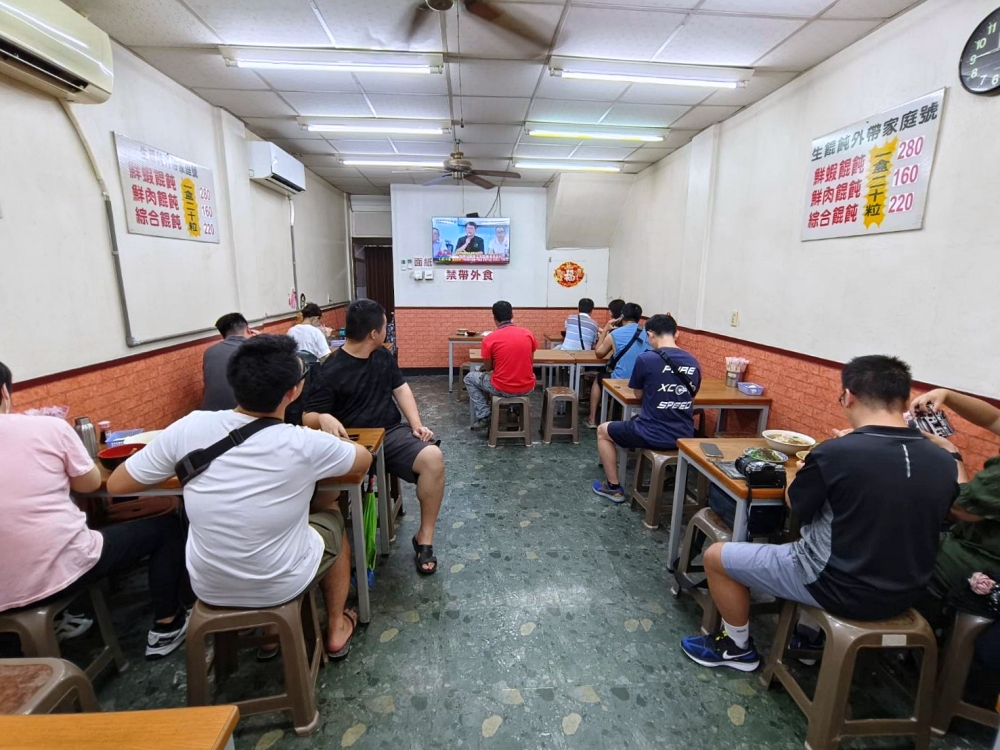 江家餛飩｜包著整隻大鮮蝦的巨無霸餛飩、紅油抄手，向上市場必吃美食