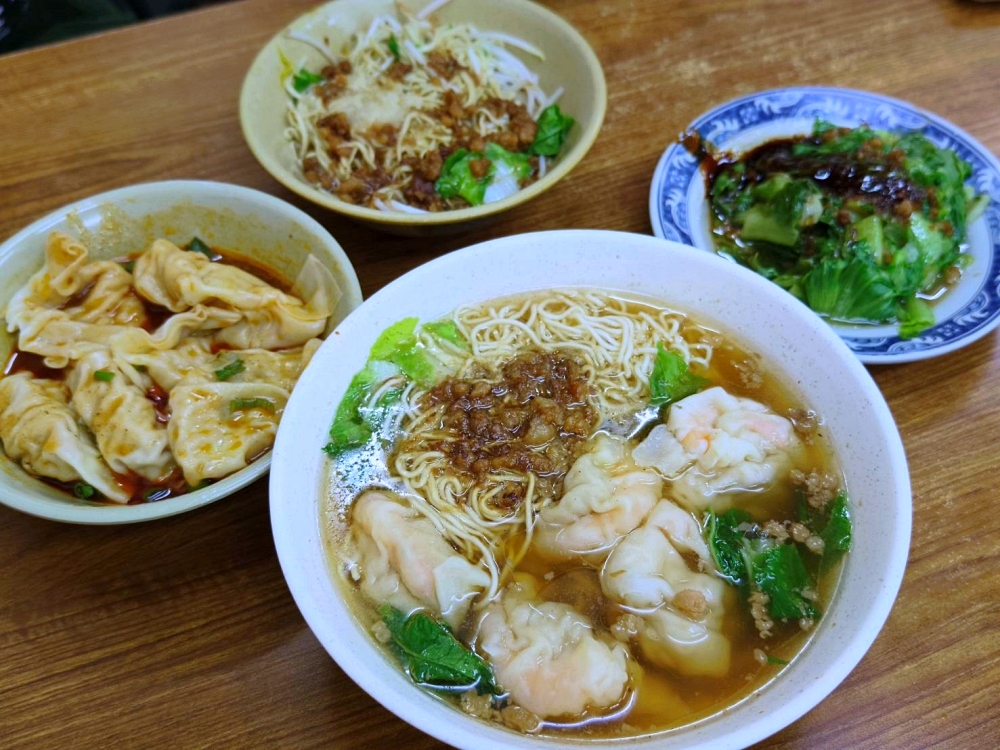 江家餛飩｜包著整隻大鮮蝦的巨無霸餛飩、紅油抄手，向上市場必吃美食