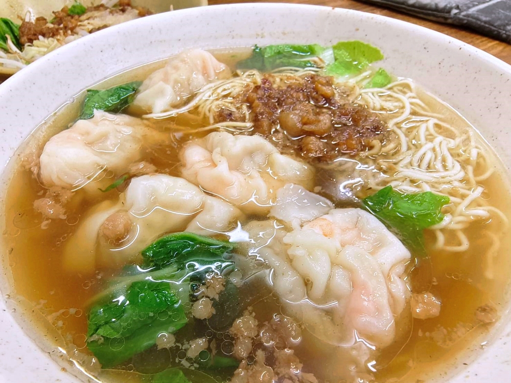 江家餛飩｜包著整隻大鮮蝦的巨無霸餛飩、紅油抄手，向上市場必吃美食