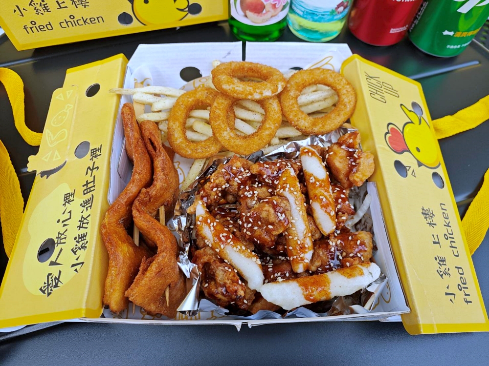 小雞上樓CHICK UP台中榮華富櫃店 | 野餐風韓式炸雞進軍台中，大塊去骨腿肉好啾西