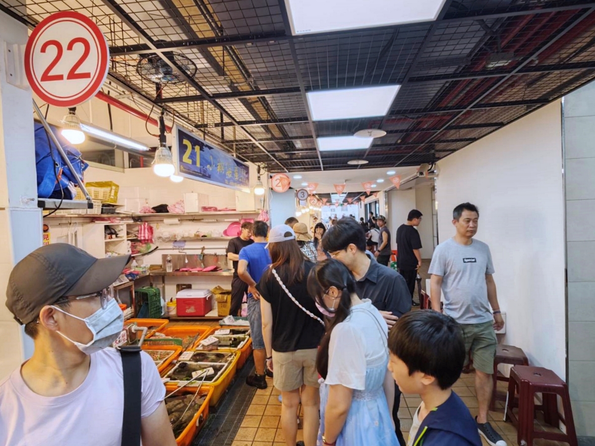 龜吼漁夫市集 | 海景第一排吃海鮮超有fu~萬里蟹造型好可愛，1樓活海鮮2樓代客料理，北海岸吃海鮮來這就對了
