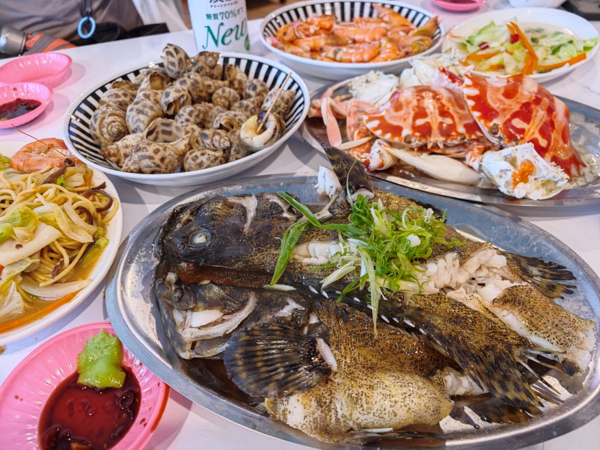 龜吼漁夫市集 | 海景第一排吃海鮮超有fu~萬里蟹造型好可愛，1樓活海鮮2樓代客料理，北海岸吃海鮮來這就對了