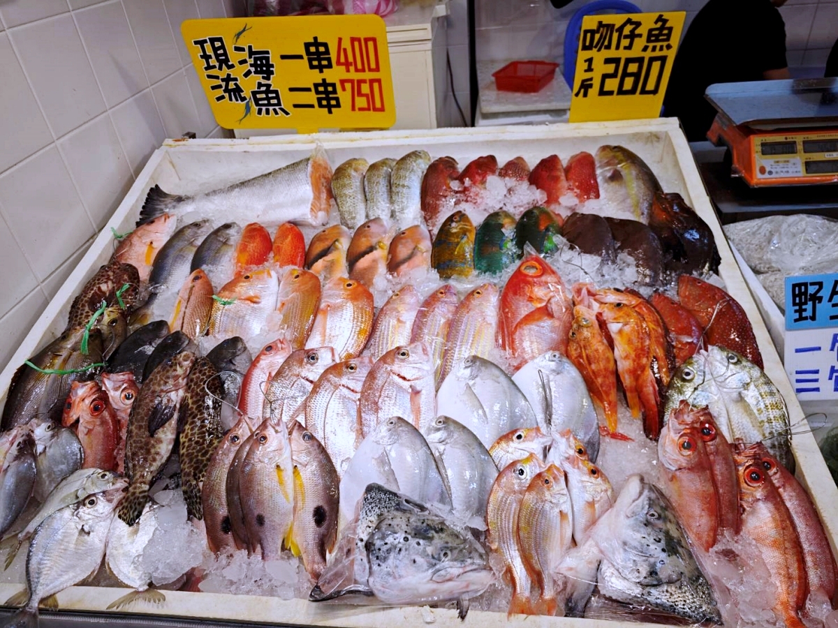 龜吼漁夫市集 | 海景第一排吃海鮮超有fu~萬里蟹造型好可愛，1樓活海鮮2樓代客料理，北海岸吃海鮮來這就對了