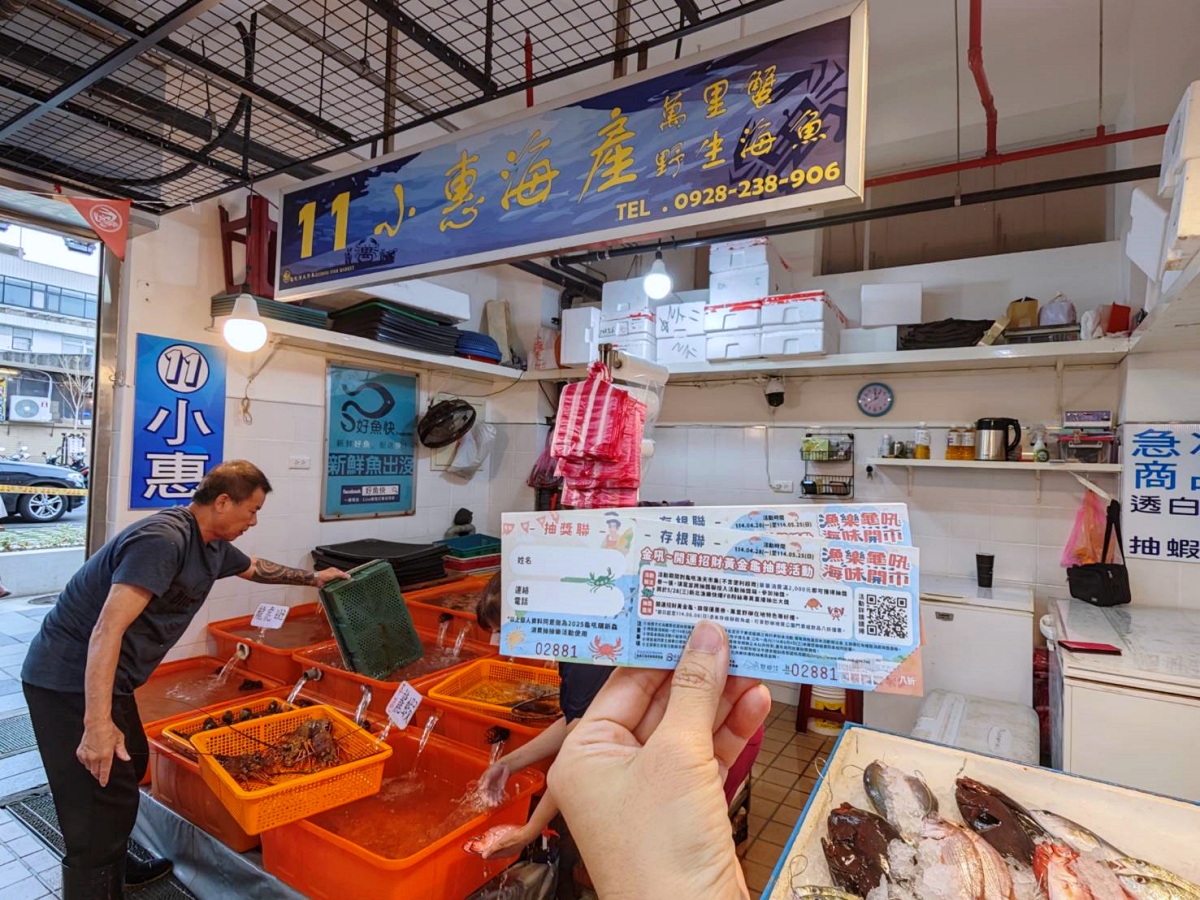 龜吼漁夫市集 | 海景第一排吃海鮮超有fu~萬里蟹造型好可愛，1樓活海鮮2樓代客料理，北海岸吃海鮮來這就對了