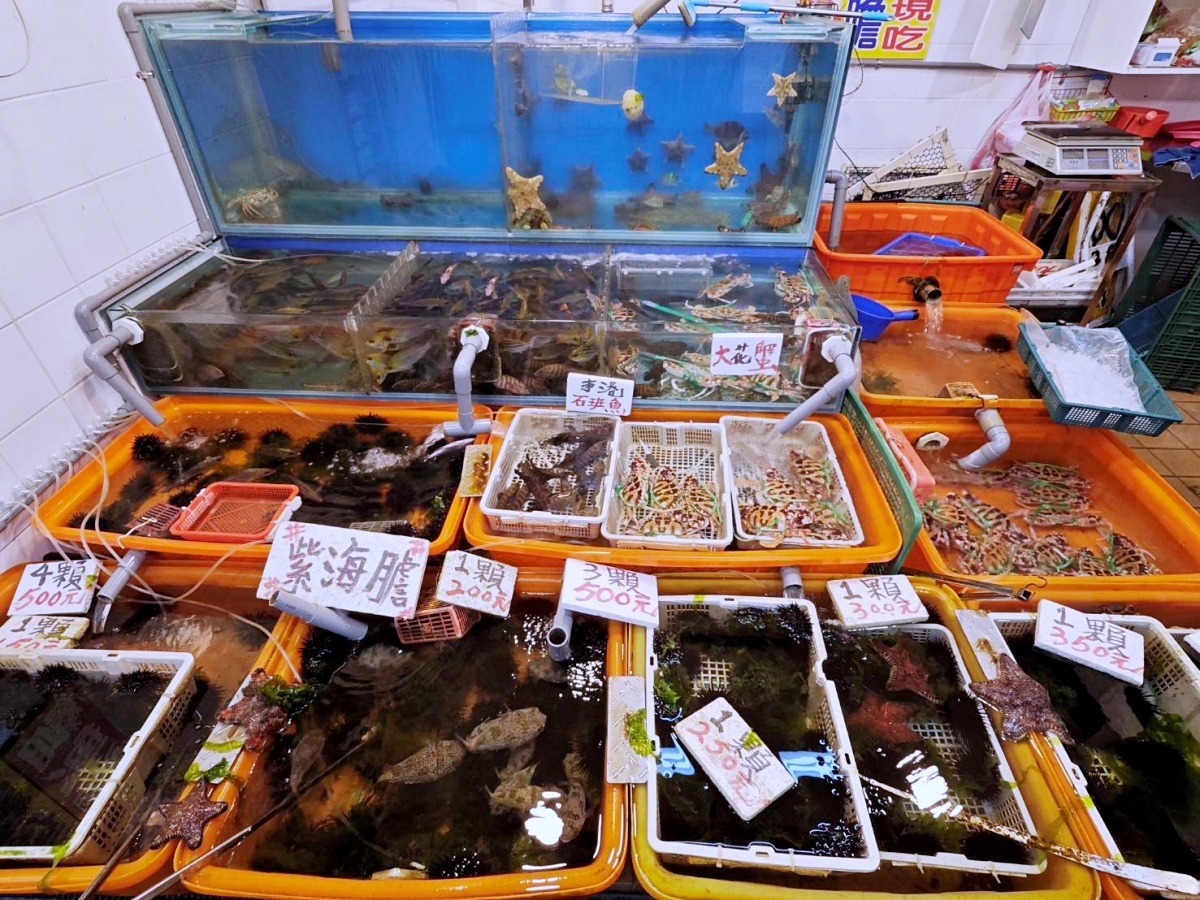 龜吼漁夫市集 | 海景第一排吃海鮮超有fu~萬里蟹造型好可愛，1樓活海鮮2樓代客料理，北海岸吃海鮮來這就對了