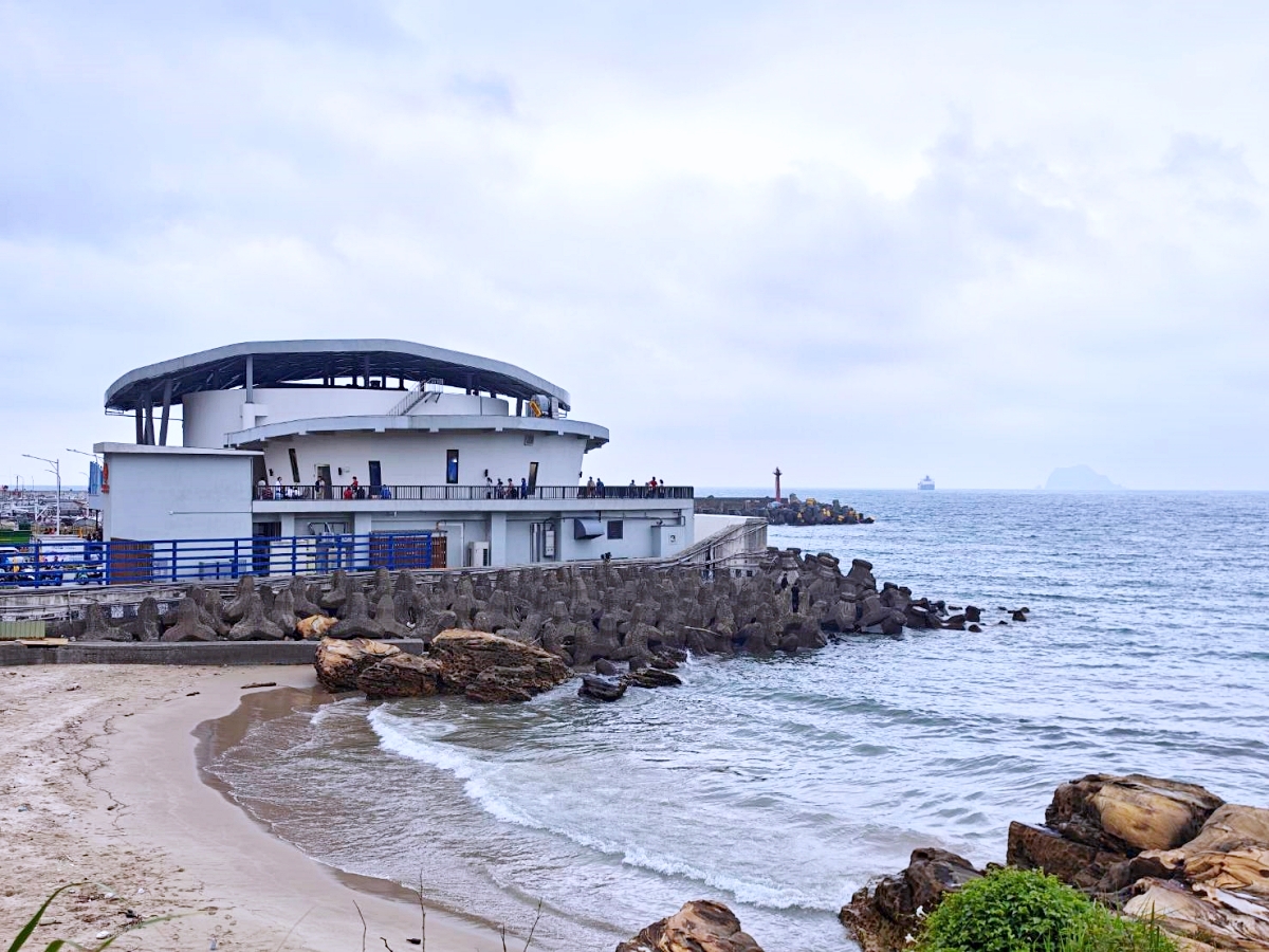 龜吼漁夫市集 | 海景第一排吃海鮮超有fu~萬里蟹造型好可愛，1樓活海鮮2樓代客料理，北海岸吃海鮮來這就對了
