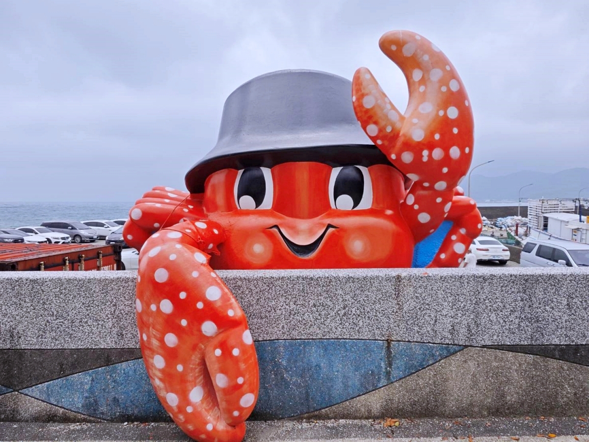 龜吼漁夫市集 | 海景第一排吃海鮮超有fu~萬里蟹造型好可愛，1樓活海鮮2樓代客料理，北海岸吃海鮮來這就對了