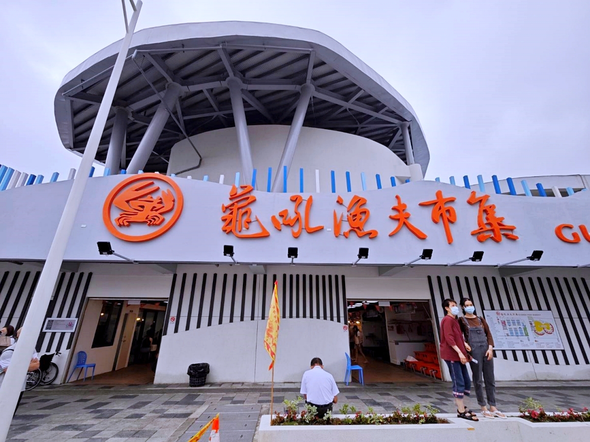 龜吼漁夫市集 | 海景第一排吃海鮮超有fu~萬里蟹造型好可愛，1樓活海鮮2樓代客料理，北海岸吃海鮮來這就對了