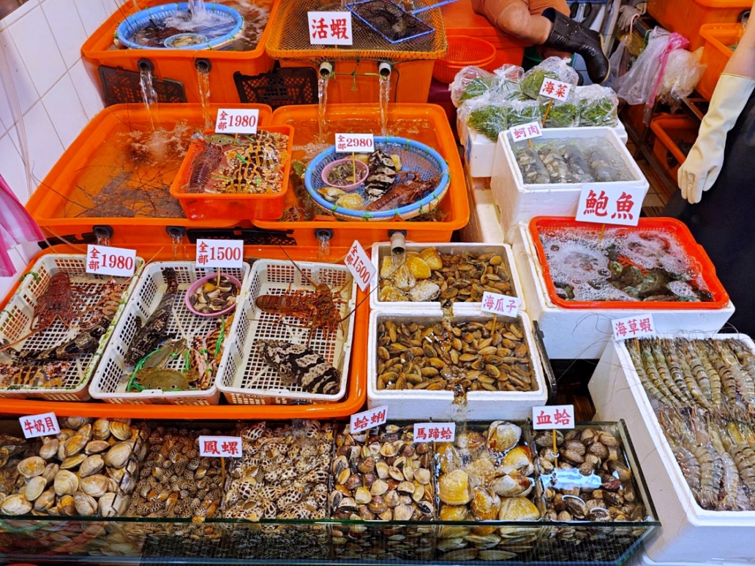 龜吼漁夫市集 | 海景第一排吃海鮮超有fu~萬里蟹造型好可愛，1樓活海鮮2樓代客料理，北海岸吃海鮮來這就對了