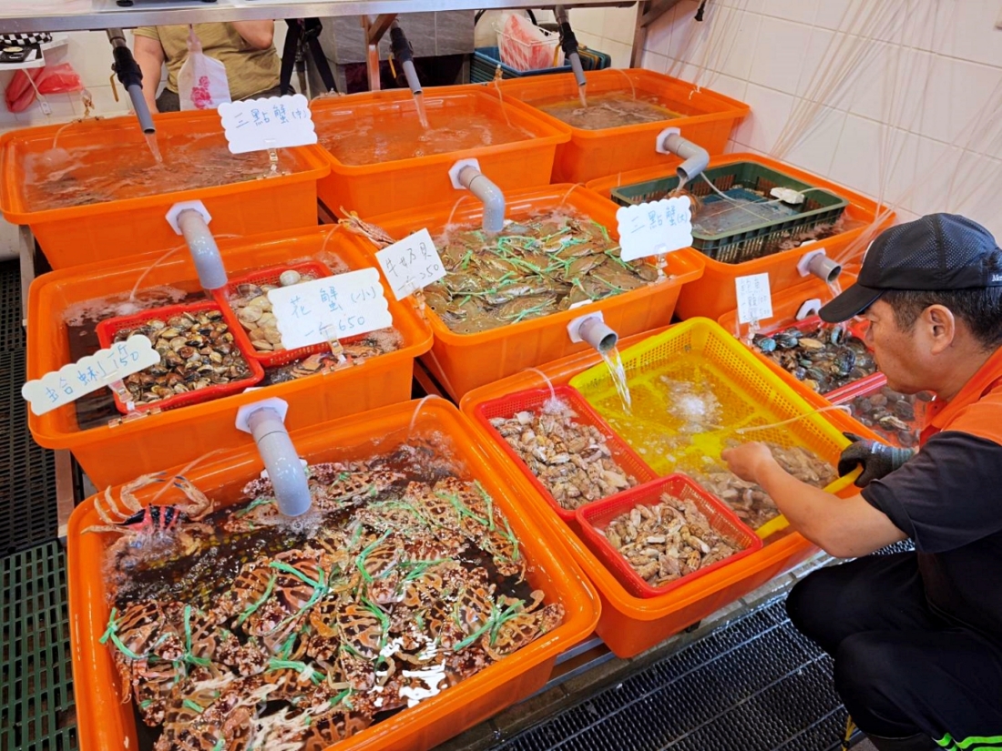龜吼漁夫市集 | 海景第一排吃海鮮超有fu~萬里蟹造型好可愛，1樓活海鮮2樓代客料理，北海岸吃海鮮來這就對了