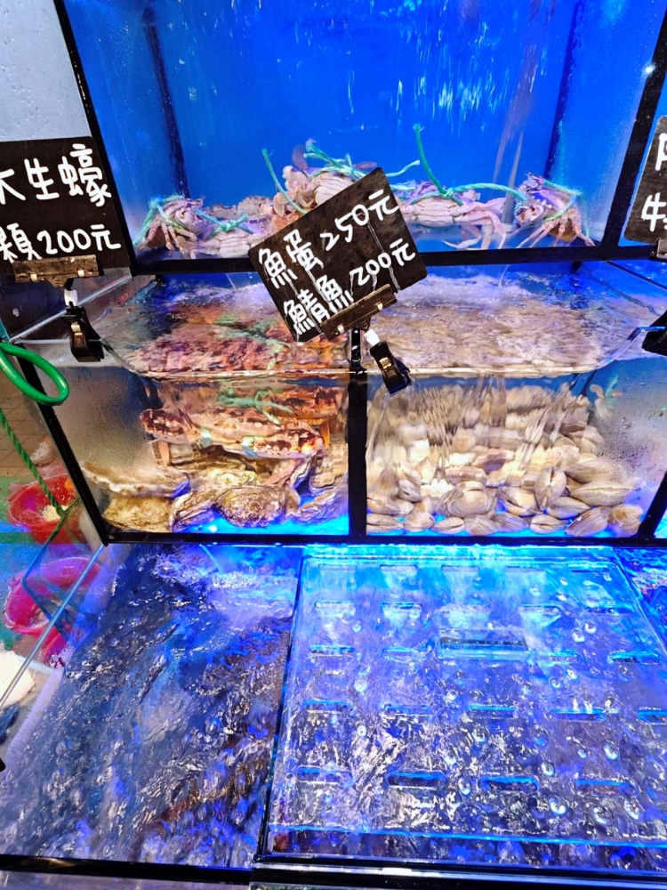 龜吼漁夫市集 | 海景第一排吃海鮮超有fu~萬里蟹造型好可愛，1樓活海鮮2樓代客料理，北海岸吃海鮮來這就對了