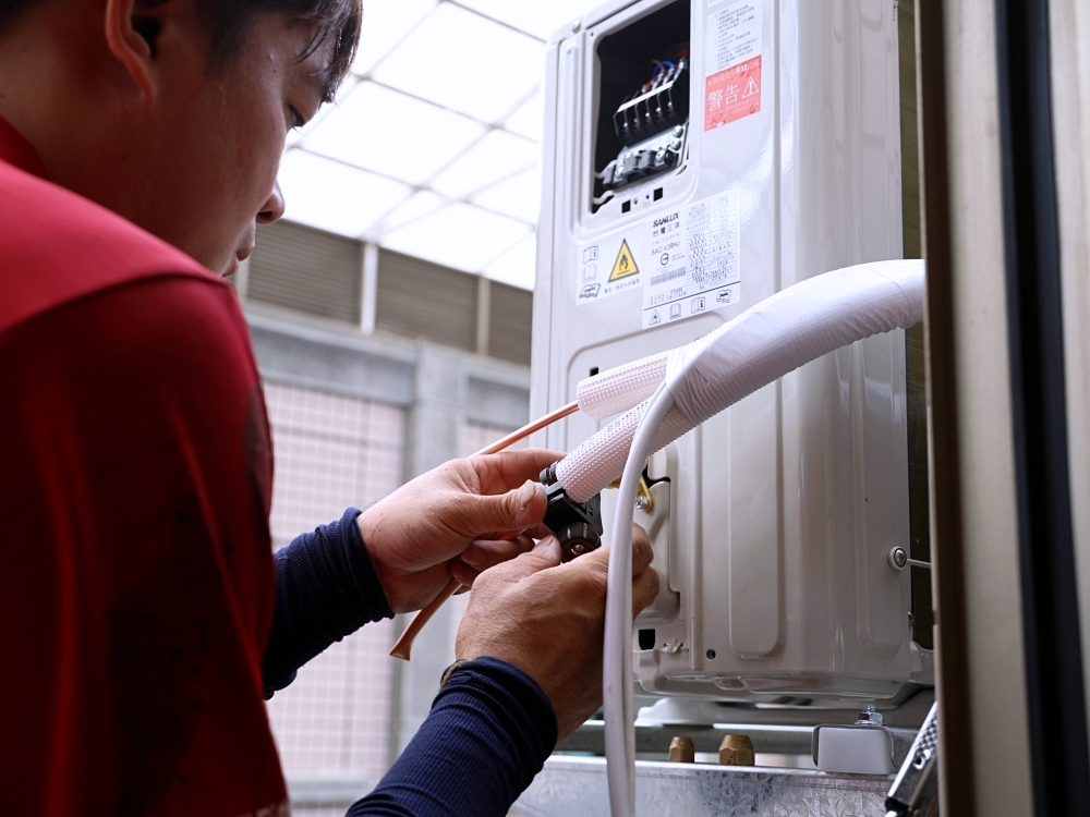 夏天裝冷氣推薦 | 小蔡電器專業安裝，價格透明、獨家3年安裝保固，網友激推首選