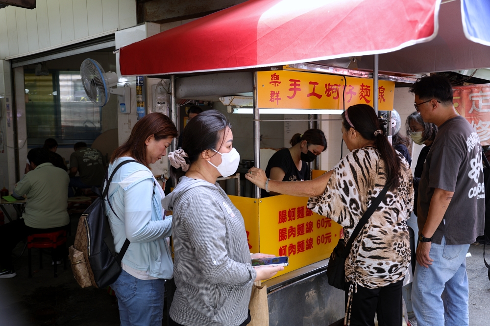 台中第五市場必吃！樂群手工麵線綜合款，大腸蚵仔肉羹一次滿足，在地人激推的銅板美味